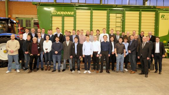 Bild: Die neuen Gesellen mit Obermeister Matthias Palandt und den Mitgliedern des Prüfungsausschusses im Land- und Baumaschinenmechatroniker-Handwerk